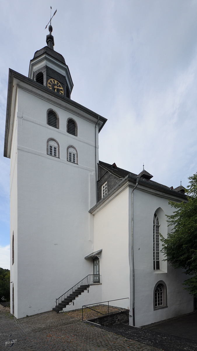 Die Sdseite mit dem Westturm der Evangelischen Pfarrkirche in Herborn. (September 2012)