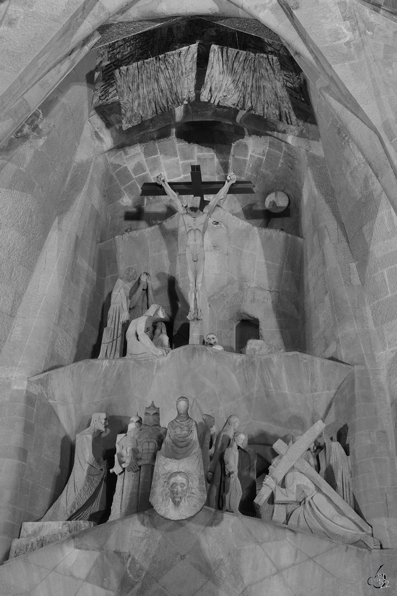 Die Szene der Kreuzigung Christi wurde in die Passionsfassade der Sagrada Famlia integriert. (Barcelona, Februar 2012)
