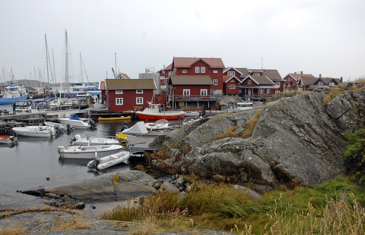 Die traditionelle schwedische Holzhuser auf der Insel Kringn sind auf Felsen gebaut. Kringn liegt an der Bohuslner Scherenkste zwischen Gteborg und der norwegischen Grenze. Aufnahme: 3. August 2017.