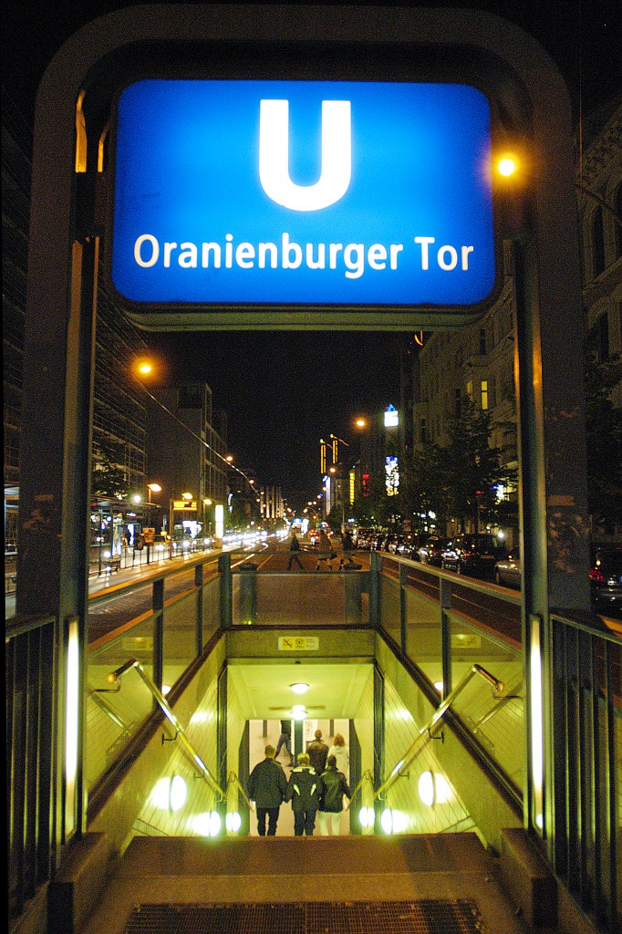 Die Treppe zum U-Bahnhof Oranienburger Tor in Berlin. Vom 13. August 1961 bis zum 1. Juli 1990 war er ein sogenannter Geisterbahnhof, die U-Bahn hielt nur an der Friedrichstrae. Aufnahme: 2. Mai 2008.