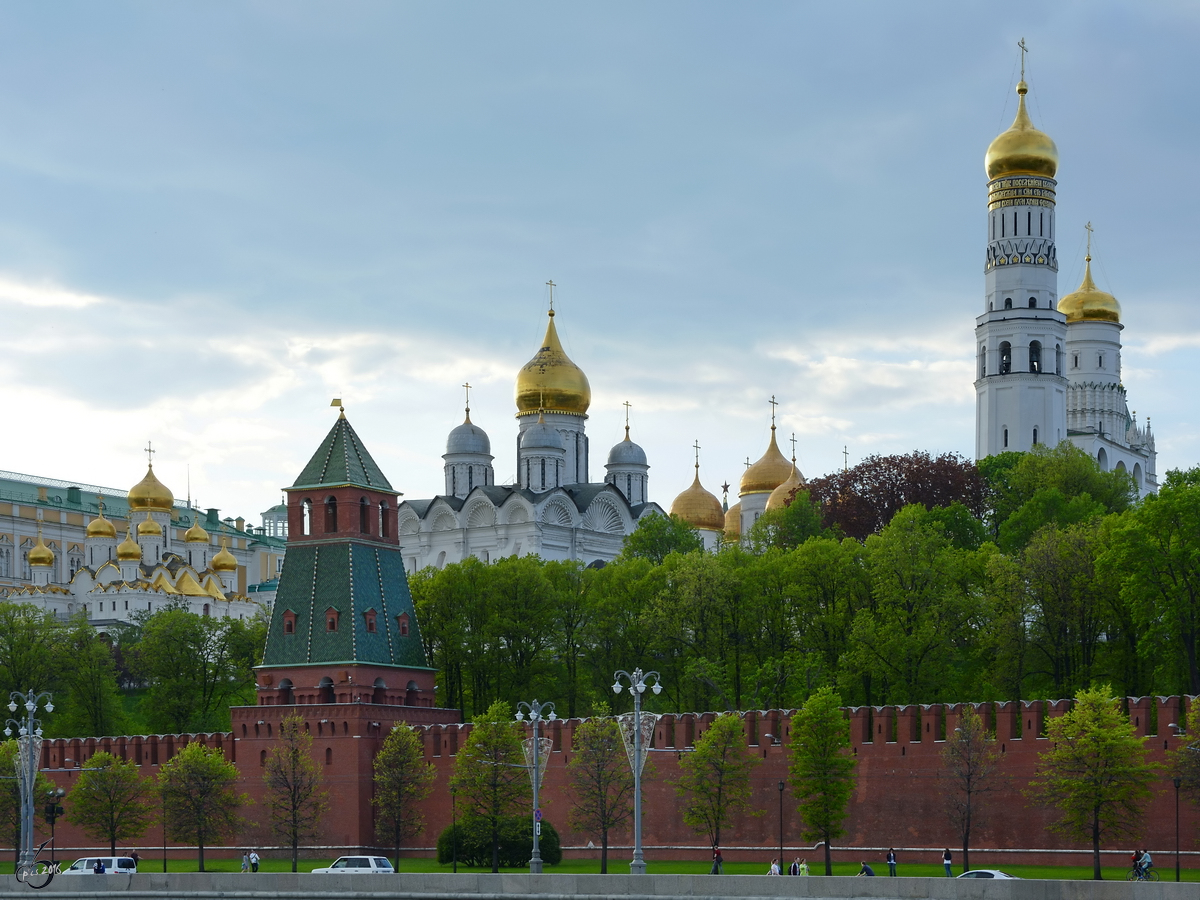 Die Trme der sich auf dem Kreml-Gelnde befindlichen Kirchen. (Moskau, Mai 2016)