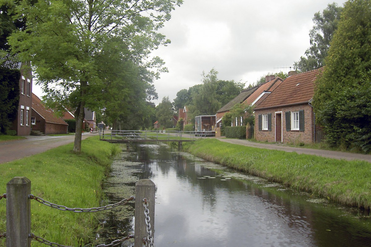 Die typische Fehnlandschaft ist in Westgroefehn gut erhalten. Kern des Dorfes bildet noch immer der zentrale Kanal. Aufnahme: August 2005.