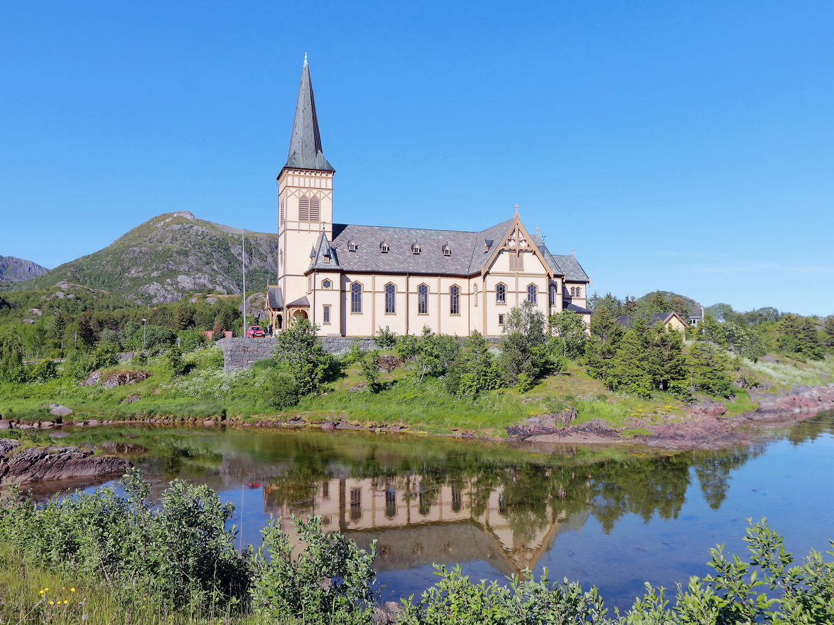 Die Vagan Kirke (Baujahr 1898) ist eine von Norwegens grten Holzkirchen . Diese Kirche befindet auf den Lofoten und wurde am 26. Juni 2016 gesehen.
