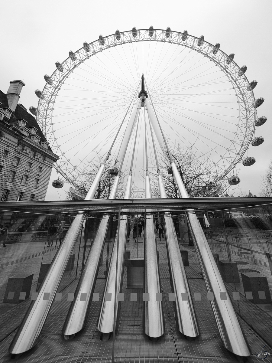 Die Verankerungen des mit 135 Metern hchsten Riesenrades in Europa, das  London Eye  oder  Millennium Wheel . (London, Mrz 2013)