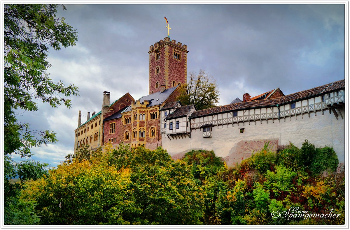 Die Wartburg bei Eisenach im Thringer-Wald, im Bundesland Thringen. So gesehen vom Vorplatz aus, am Eingang zur Burg.
September 2019.