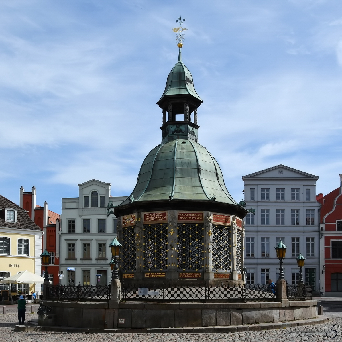 Die Wasserkunst Wismar ist ein im 16. Jahrhundert errichtetes pavillonartiges Gebude ber dem historischen Trinkwasserbrunnen. (Mai 2023)