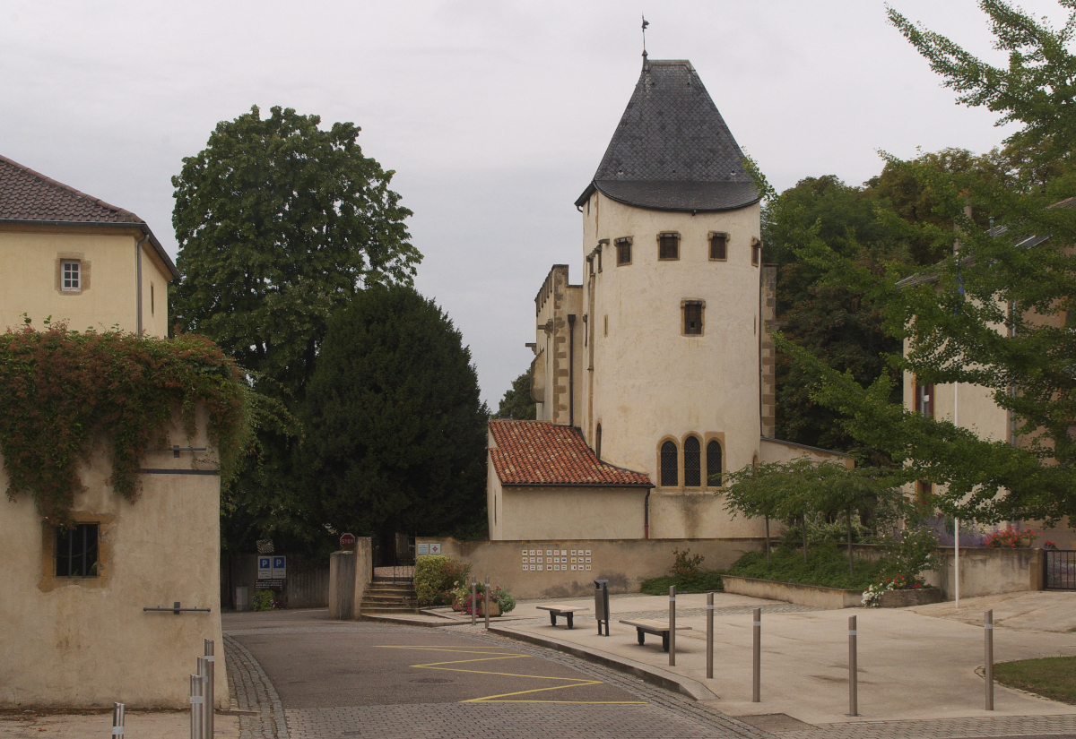 Die Wehrkirche St. Quentin in Scy-Chazelles. In dieser Kirche befindet sich das Grab von Robert Schuman, einer der Vter des modernen Europa. Sein Wohnhaus befindet sich an der linken Seite des Bildes.
13.09.2013