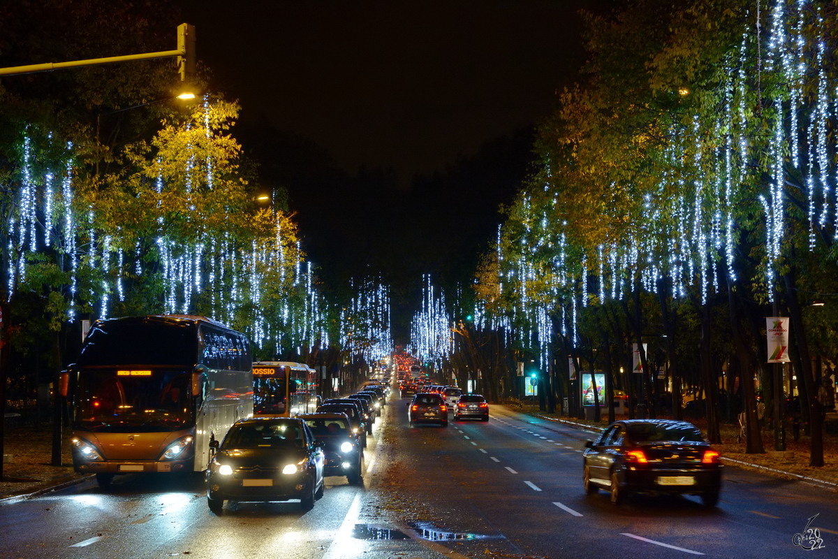 Die weihnachtlich beleuchtete Prachtstrae Avenida da Liberdade fhrt in die Unterstadt von Lissabon. (Dezember 2016)