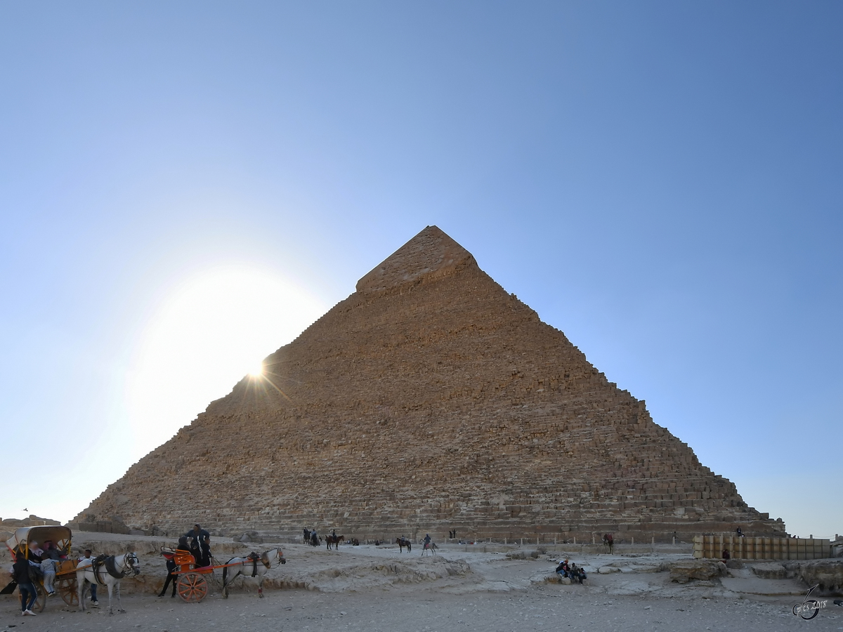 Die weithchste der drei Pyramiden von Gizeh ist die Chephren-Pyramide. (Dezember 2018)