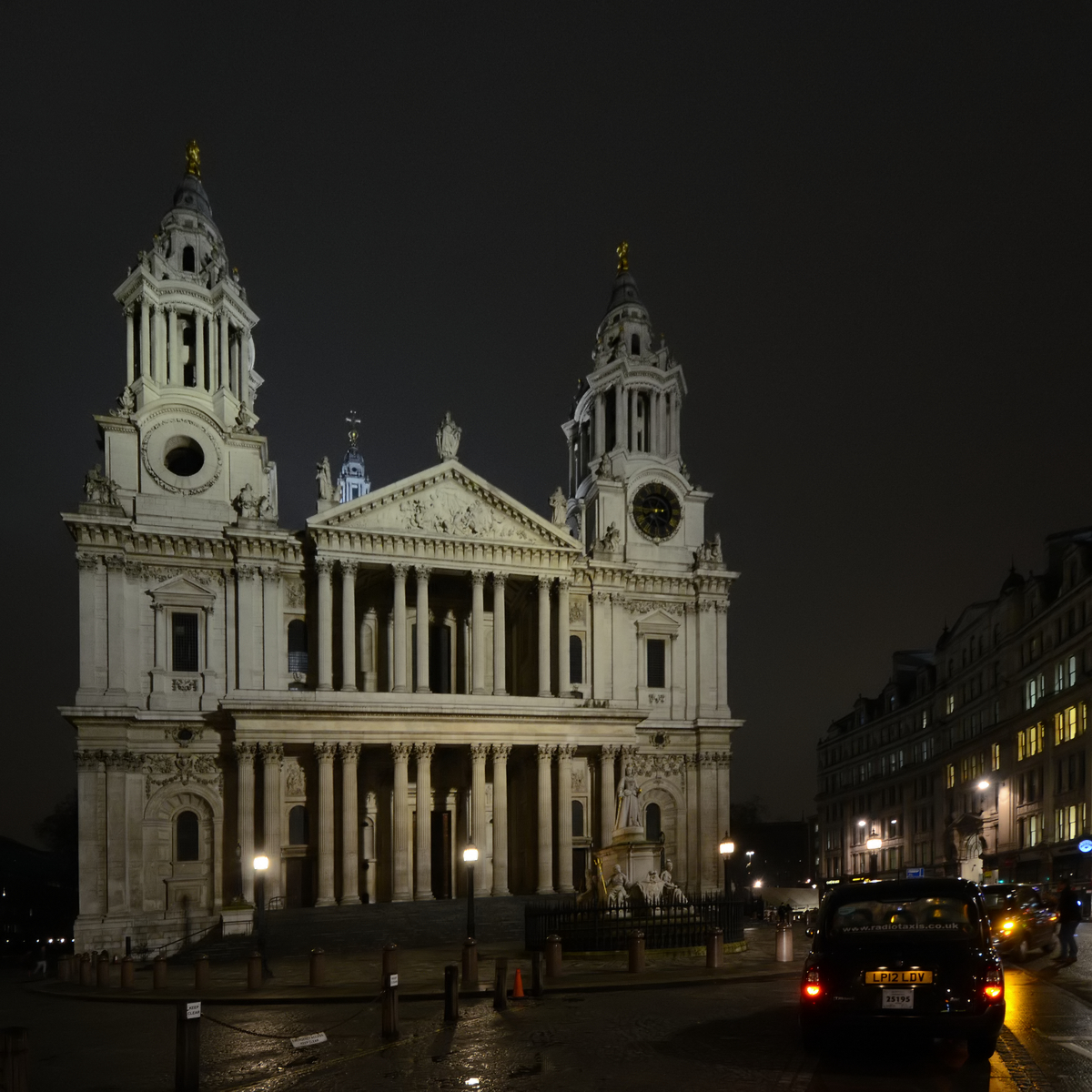 Die Westfassade der 1706 fertiggestellten St.-Pauls-Kathedrale in London. (Mrz 2013)
