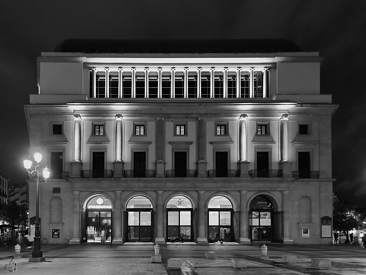 Die Westfassade des kniglichen Theaters (Teatro Real), welches 1850 in Anwesenheit von Knigin Isabella II. erffnet wurde. (Madrid, November 2022)