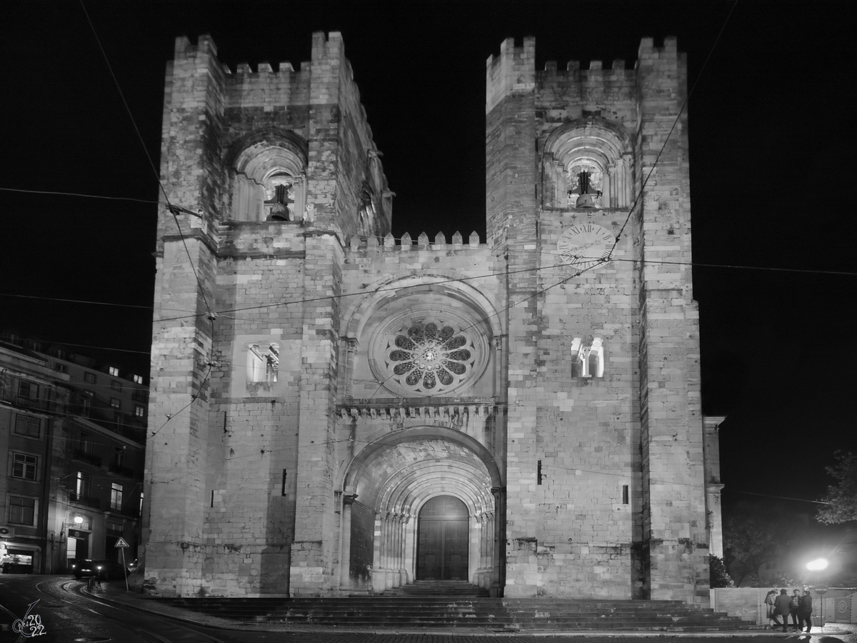 Die Westfassade der Kathedrale von Lissabom (Catedral S Patriarcal), welche als die lteste Kirche der Stadt gilt. (Dezember 2016)