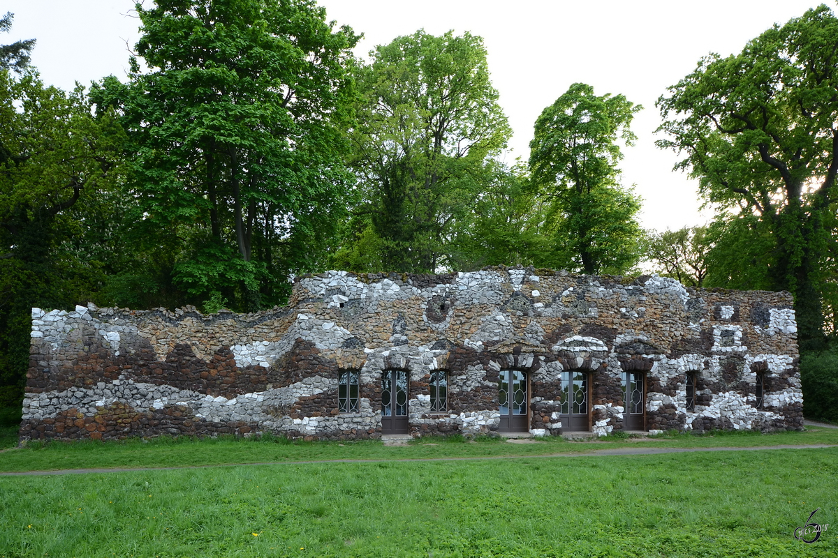 Die zwischen 1791 und 1794 entstandene Muschelgrotte im Neuen Garten. (Potsdam, April 2018)