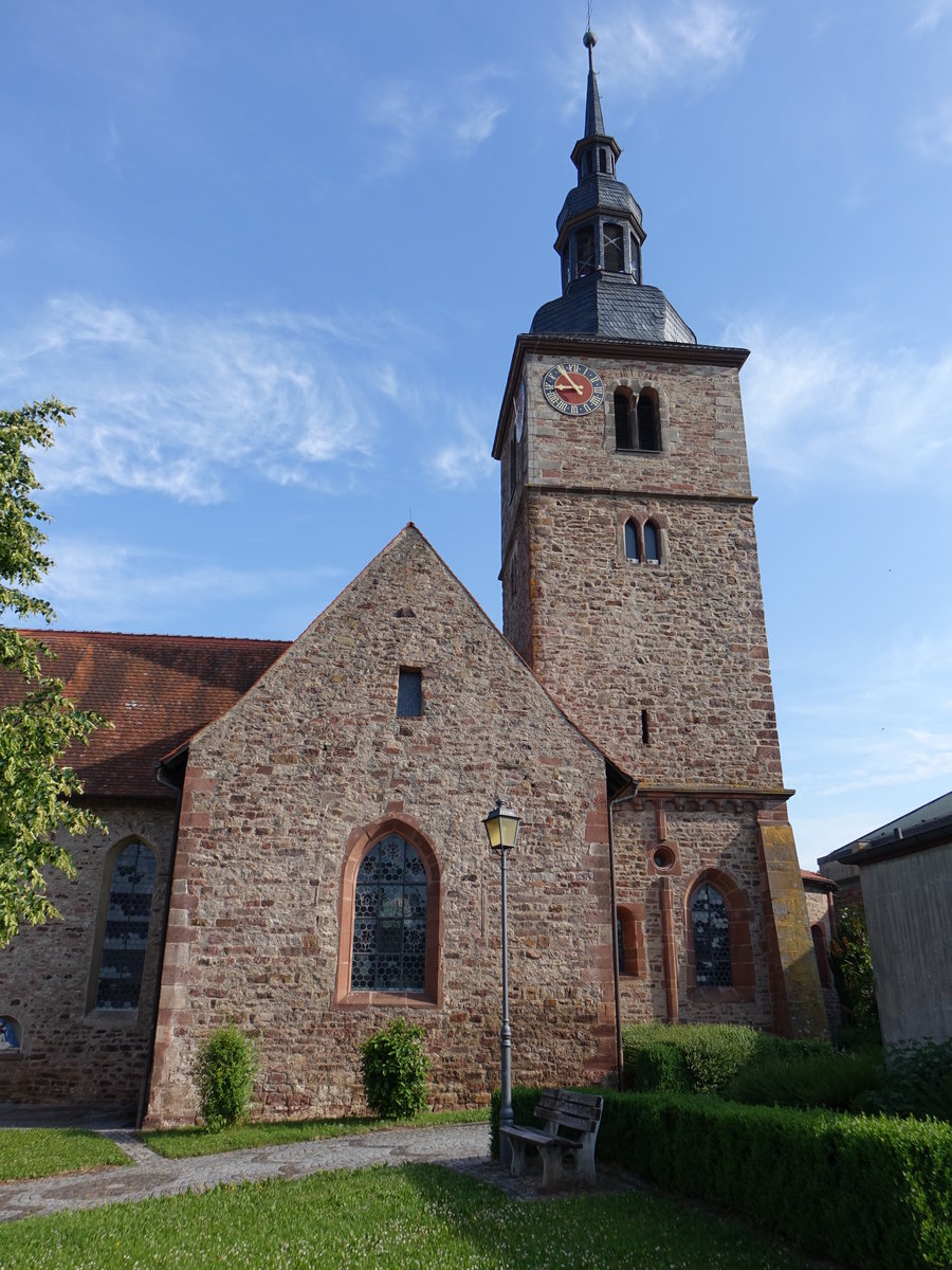 Diebach, kath. Pfarrkirche St. Georg, kreuzfrmiger Bau mit eingezogenem Chor und Chorturm mit Welscher Haube, erbaut im 13. Jahrhundert, 1923 nach Westen verlngert (27.05.2018)