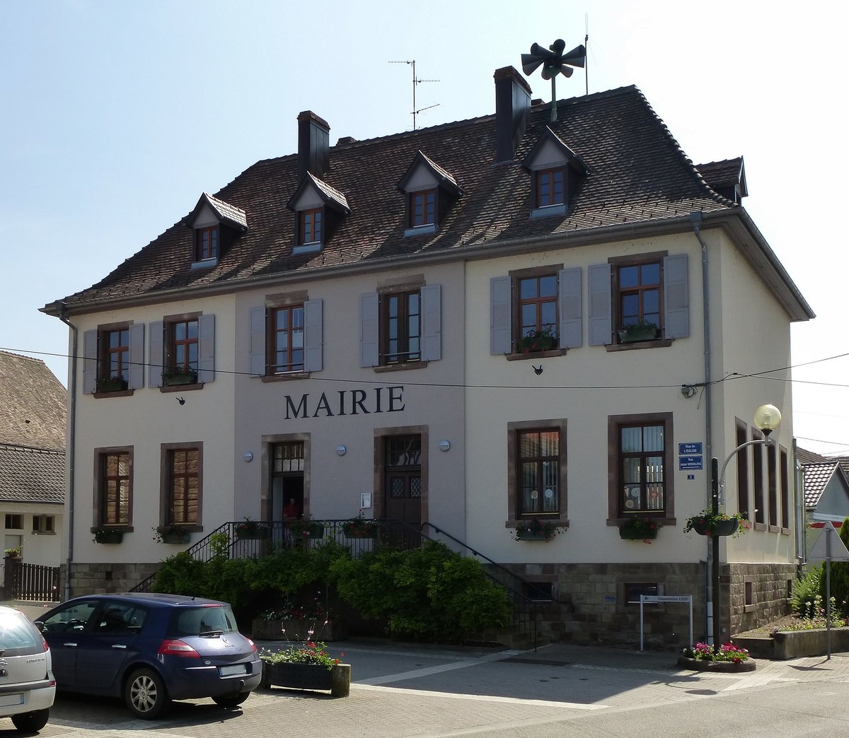 Diebolsheim, das Rathaus der ca. 700 Einwohner zhlenden Gemeinde im Unterelsa, Juni 2016
