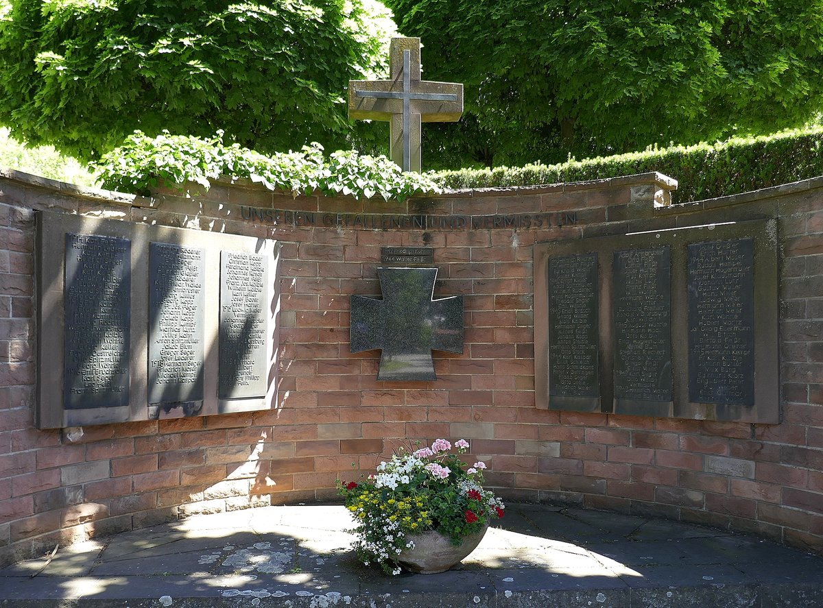 Diersburg, das Denkmal fr die Gefallenen der beiden Weltkriege, Juni 2020