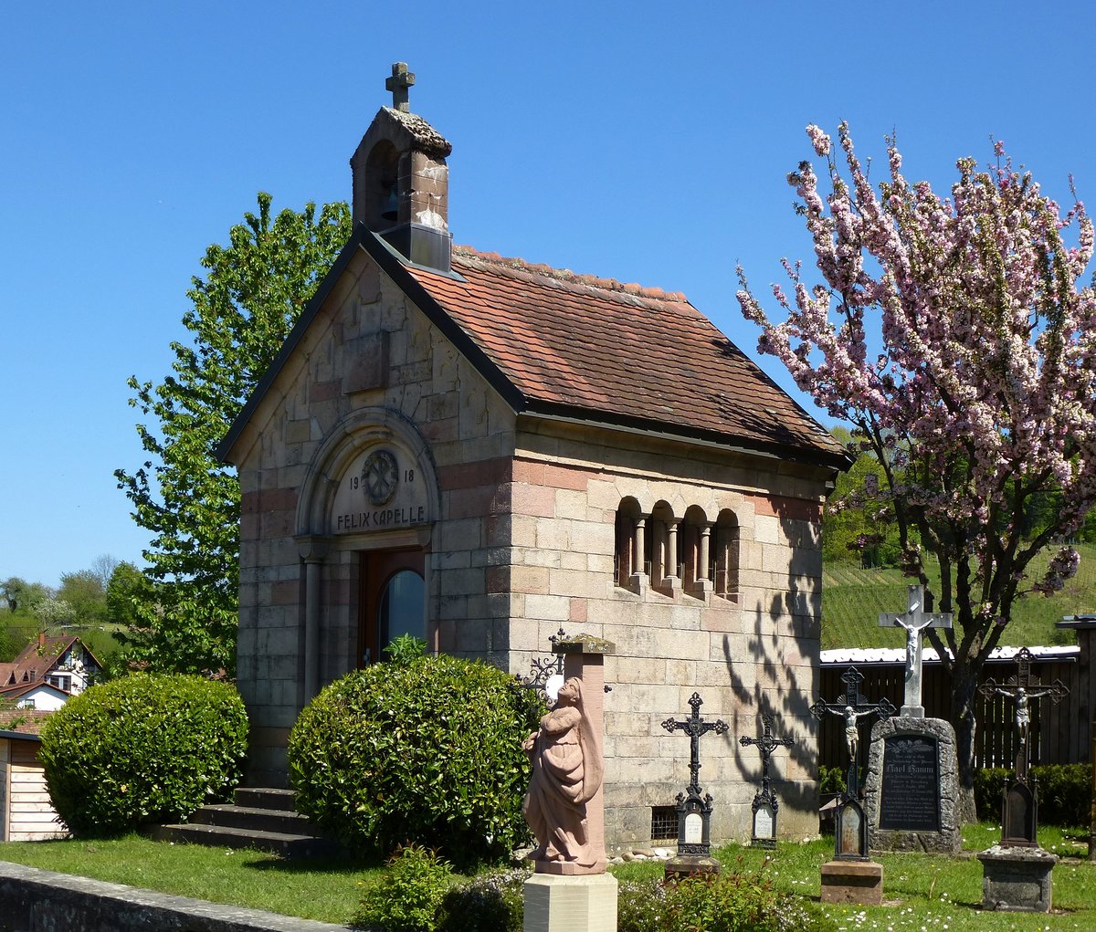 Diersburg, die Felixkapelle von 1918 auf dem Friedhof des Ortes, Mai 2016