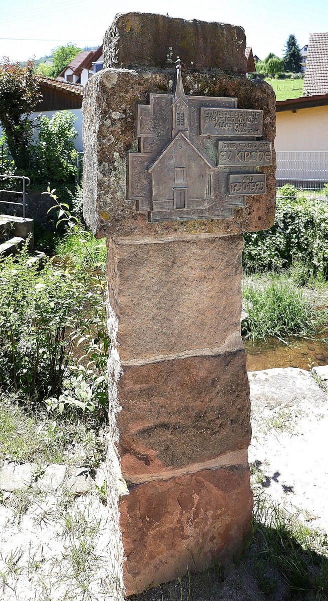 Diersburg, Gedenkstein in der Talstrae, erinnert an den Standort der ehemaligen evangelischen Kirche, Juni 2020
