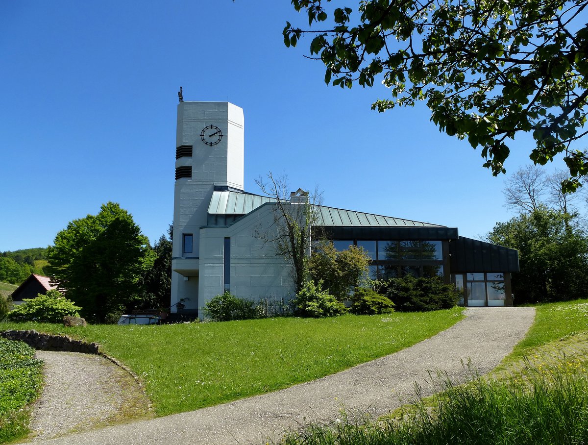Diersburg, die moderne evangelische Kirche  Des Guten Hirten Diersburg  steht hoch ber dem Ort, Mai 2016