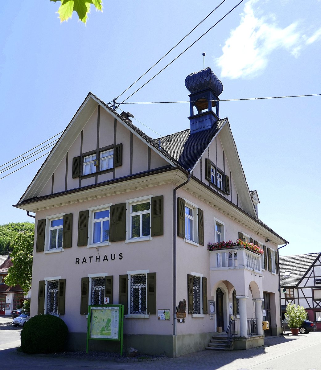 Diersburg, OT von Hohberg, das Rathaus der ca.1600 Einwohner zhlenden Gemeinde in der Ortenau, im Rathaus befindet sich seit 1982 ein Bienenmuseum, Juni 2020