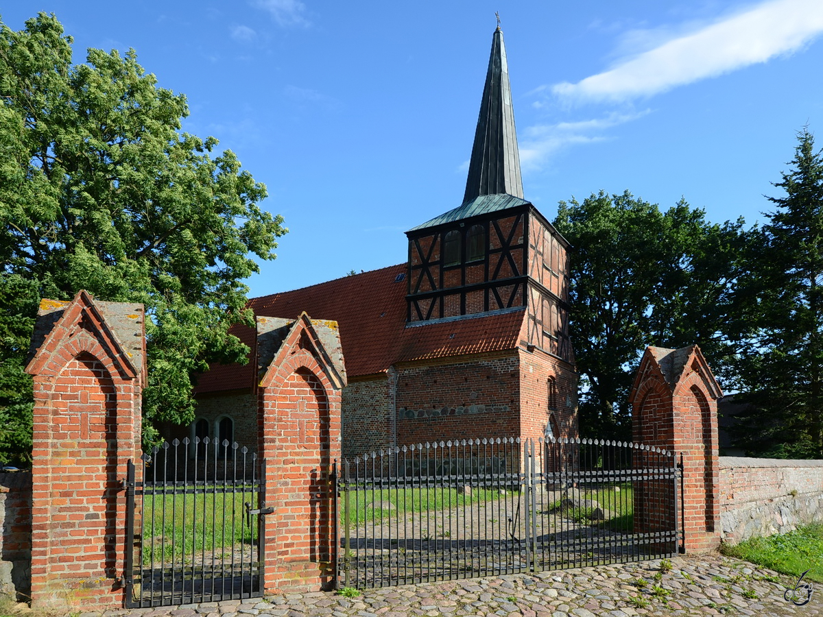 Diese im sptgotischen Stil erbaute Kirche steht in Mnchow. (August 2013)