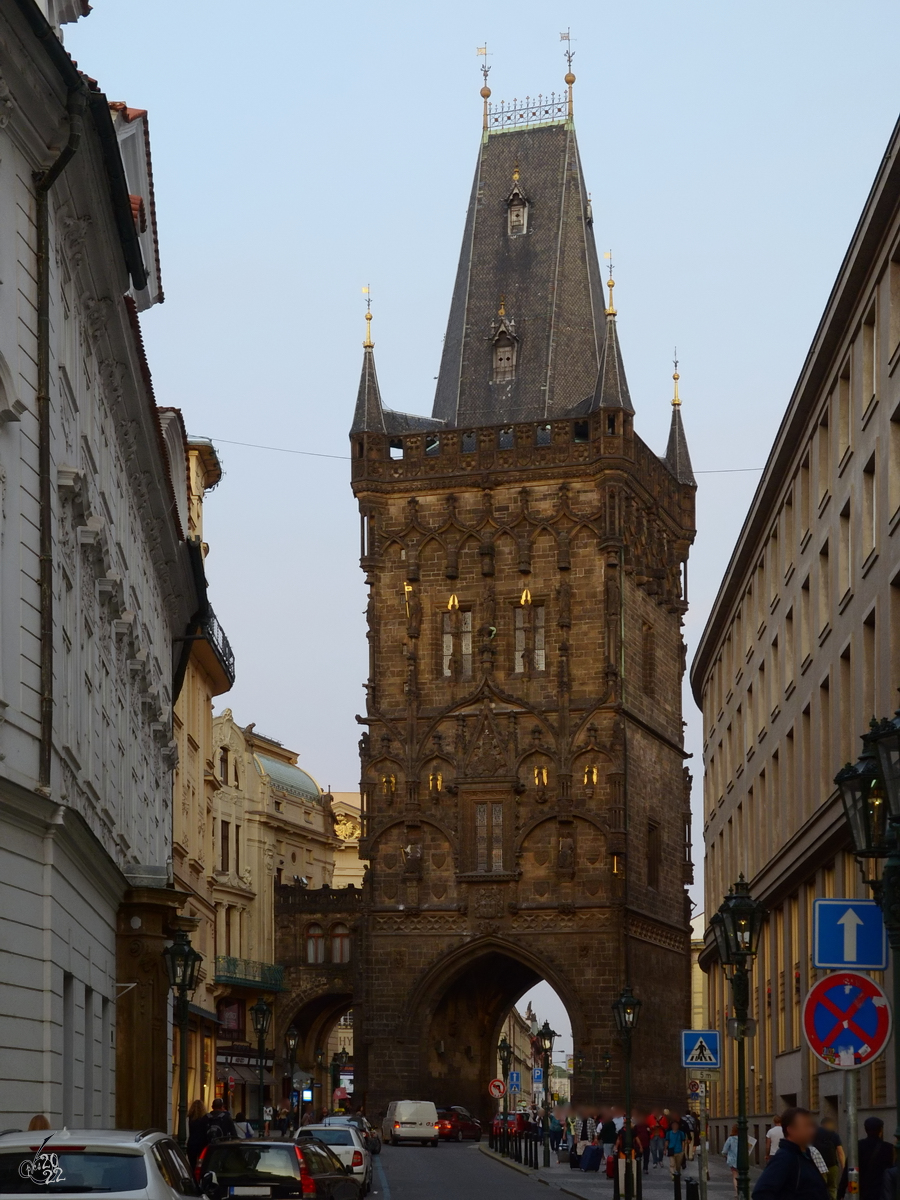 Dieser im 15. Jahrhundert errichtete Stadttor wurde im gotischen Stil gestaltet. (Prag, September 2012) 