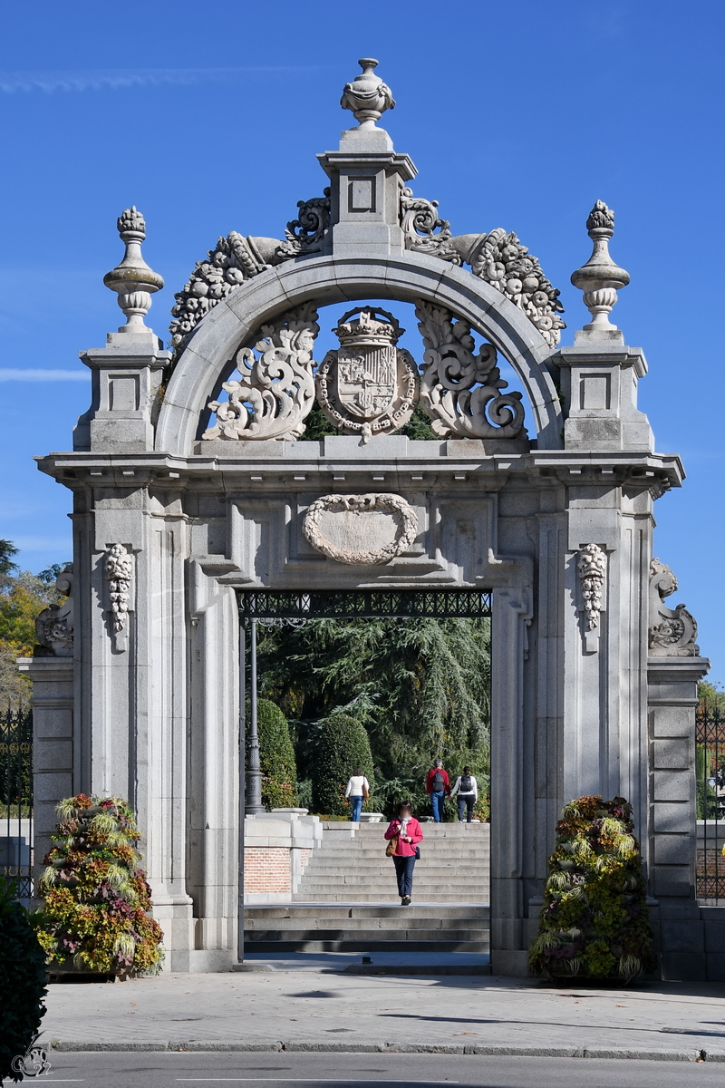 Dieser 1690 im Stil des Sptbarock erbaute Granittorbogen (Puerta de Felipe IV) ist der lteste Eingang zum Retiro-Park in Madrid. (November 2022)