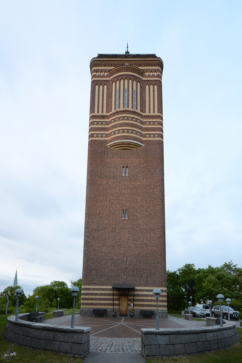 Dieser alte Wasserturm wurde zu einem Wohnhaus umfunktioniert. (Linkping, Juni 2012)