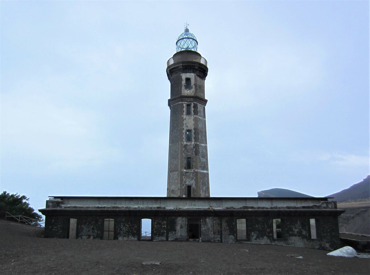 Dieser Leuchtturm wurde bei dem Ausbruch des Vulkans Capelinhos am 27.09.1957 stark beschdigt. Er ist heute auer Betrieb, darf aber bestiegen werden. Besucht am 27.07.2023.