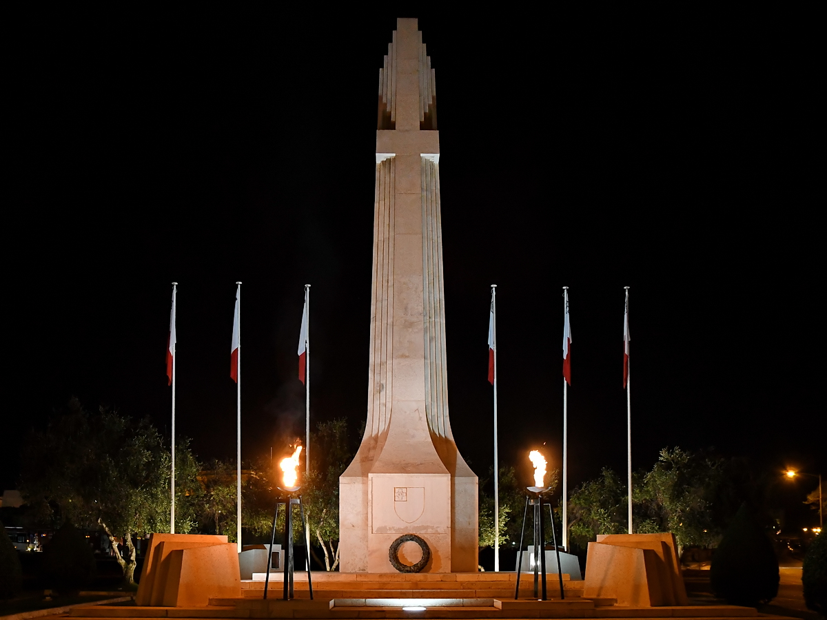 Dieser Obelisk in Floriana soll an  die Toten des Ersten und Zweiten Weltkrieges erinnern. (Oktober 2017)