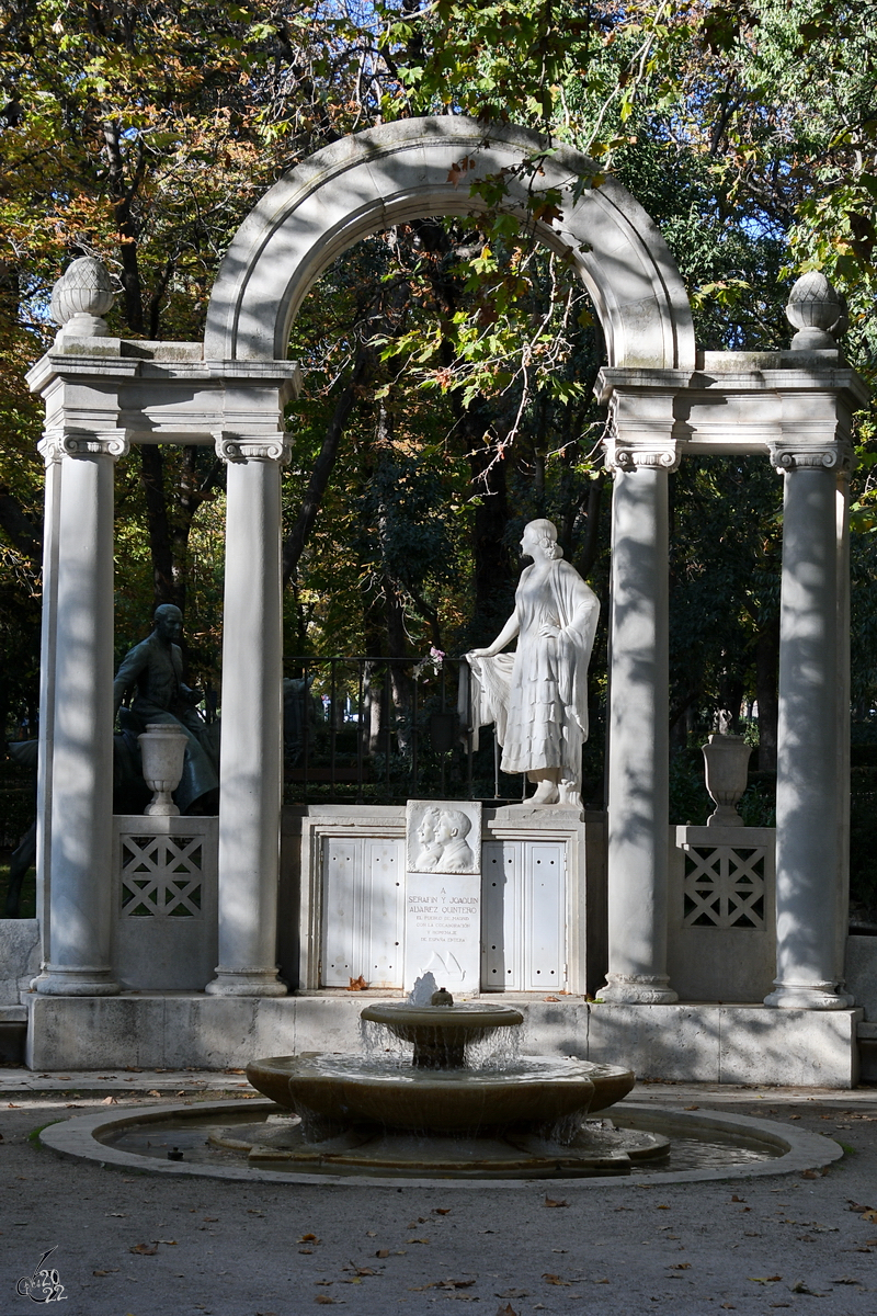 Dieses 1934 eingeweihte Denkmal ist den spanischen Dramatiker und Dichter Serafn und Joaqun lvarez Quintero (Monumento a Serafn y Joaqun lvarez Quintero) gewidmet und befindet sich im Retiro-Park Madrid. (November 2022)