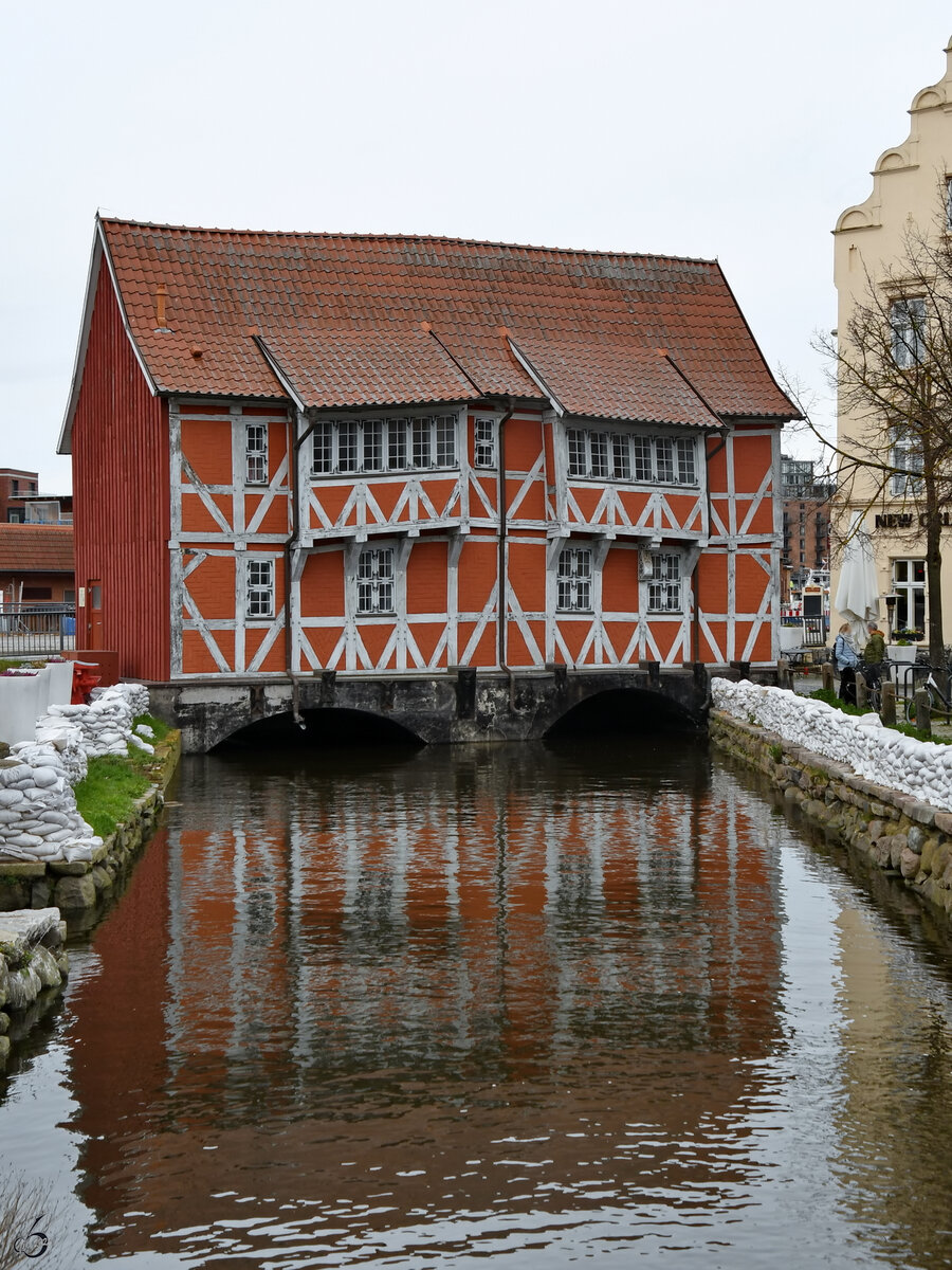 Dieses als  Gewlbe  bezeichnete Fachwerkhaus wurde erstmals 1406 erwhnt und liegt direkt am Alten Hafen von Wismar. Im Jahre 1660 war von dem  new erbawten Gewlbe am Wasser  die Rede.  (April 2024)
