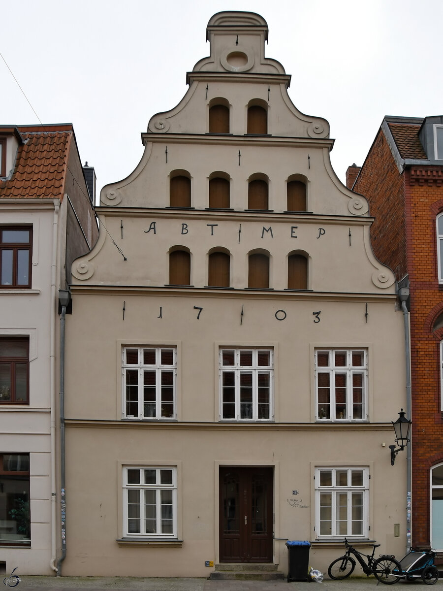 Dieses alte Stadthaus im historischen Stadtkern von Wismar wurde 1703 erbaut. (April 2024)