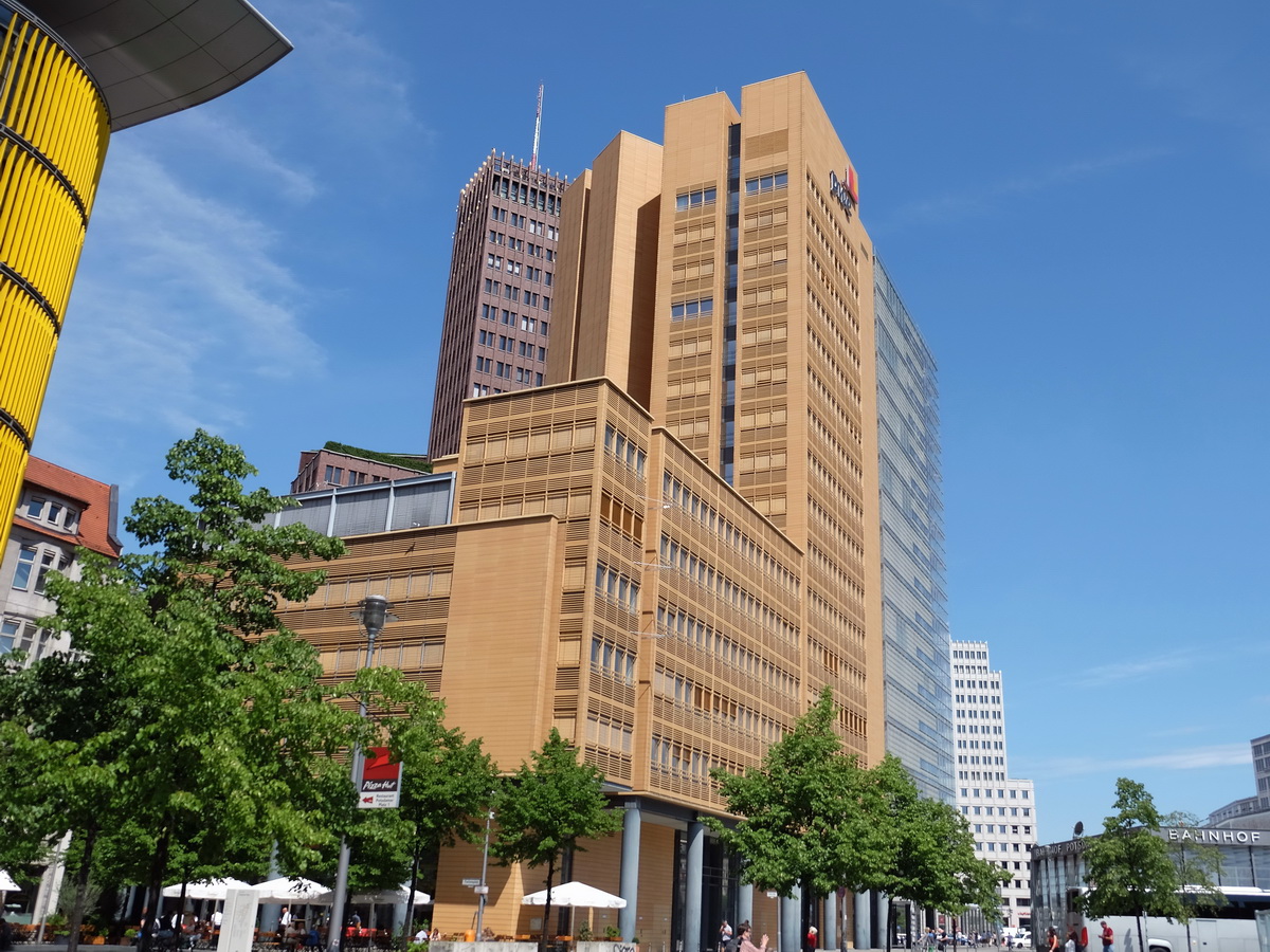 Dieses  Bild zeigt das das Gebude von PricewaterhouseCoopers - ein Hochhaus - am Potsdamer Platz am 11. Juli 2015.