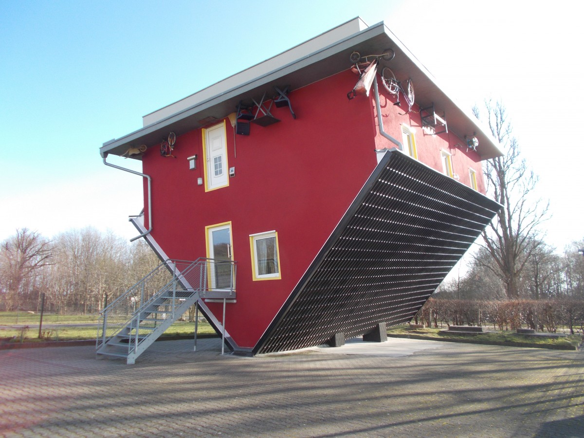Dieses  Haus auf dem Kopf  ist eine Attraktion zwischen Putbus und Lauterbach.Aufgenommen am 22.Februar 2015.