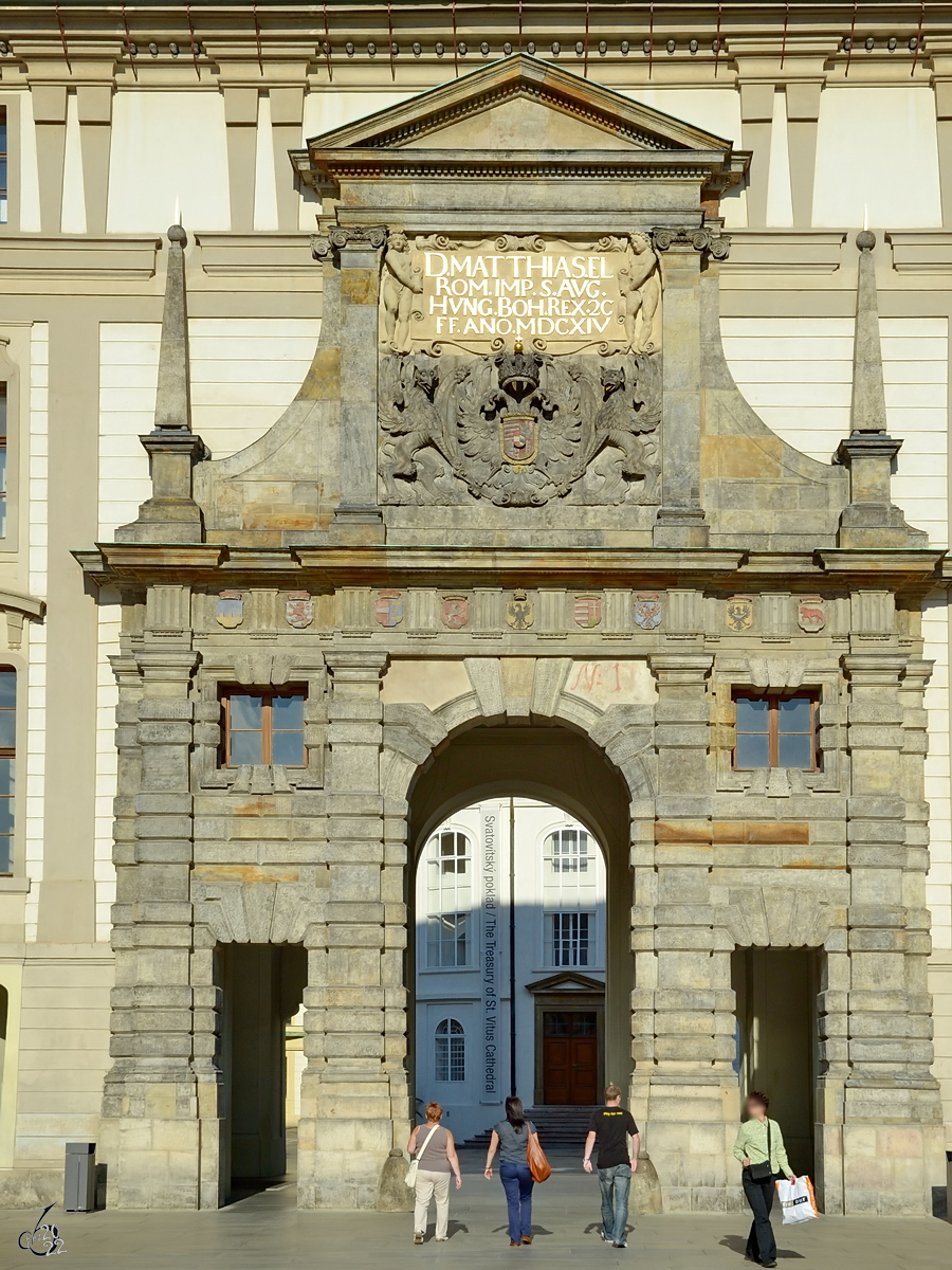 Dieses imposante frhbarocke Tor ist der Durchgang vom ersten zum zweiten Hof der Prager Burg. (September 2012)