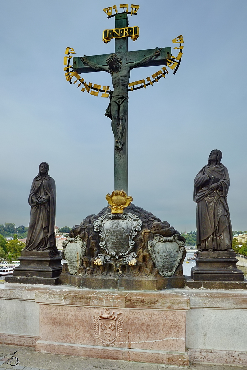 Dieses Kruzifix mit den daneben stehenden Steinstatuen entstand 1629 bzw. 1861, so gesehen Mitte September 2012 auf der Karlsbrcke in Prag.