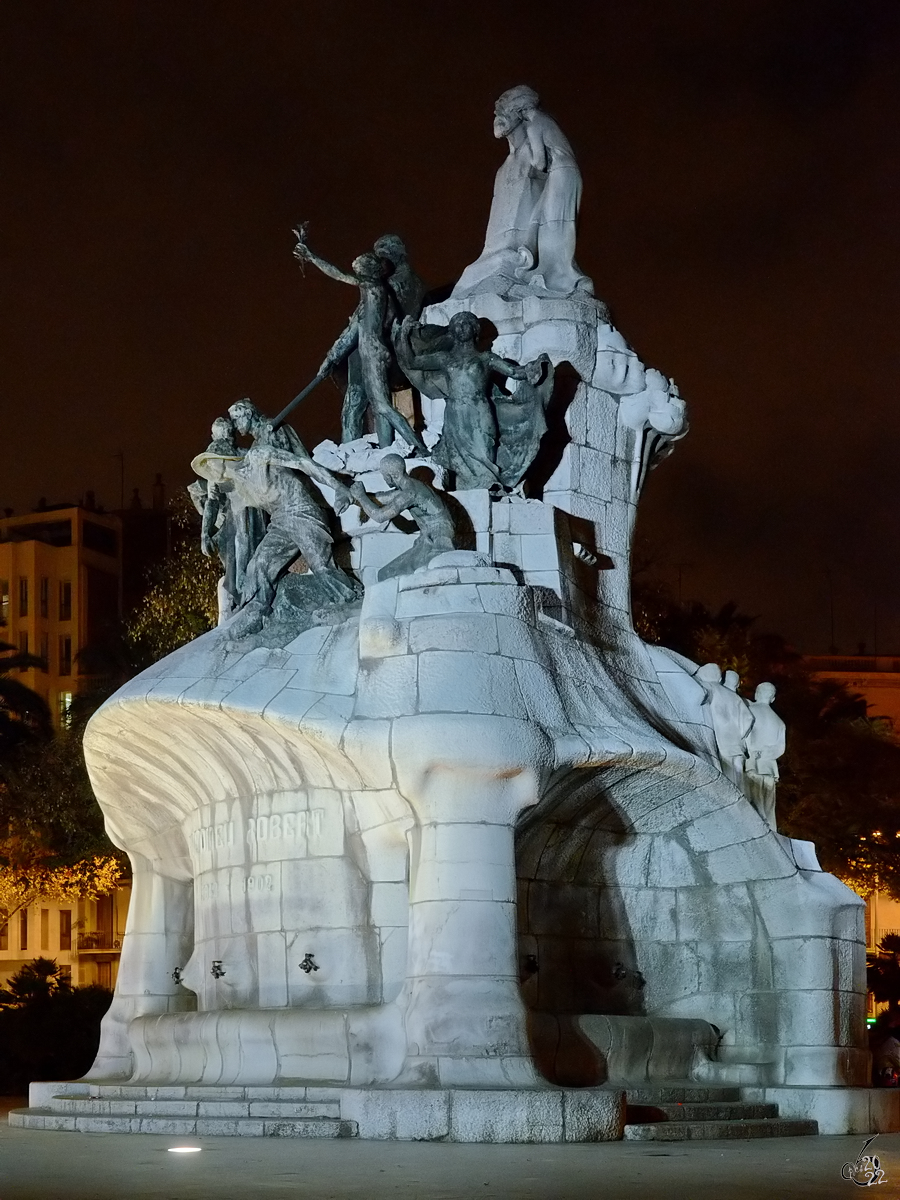 Dieses modernistische Denkmal aus dem Jahr 1910 ist Doktor Bartolom Robert gewidmet, einem Arzt und Politiker der katalanischen nationalistischen Ideologie. (Barcelona, Februar 2012)