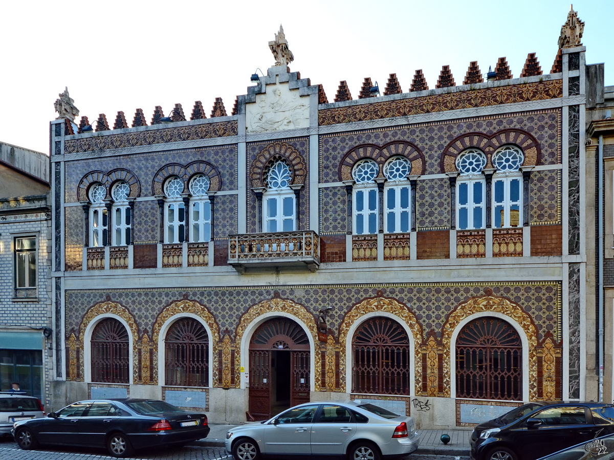 Dieses neoarabische Gebude mit seiner Fassade aus bemalten und glasierten Keramikfliesen (Azulejos) war einst das Keramiklager der wichtigen Devesas-Fliesenfabrik. (Porto, Januar 2017)