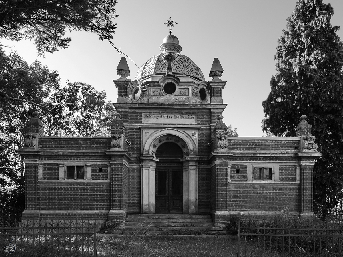 Dieses neobarocke Mausoleum wurde Ende des 19. Jahrhunderts errichtet und befindet sich auf dem Friedhof von Mnchow. (August 2013)