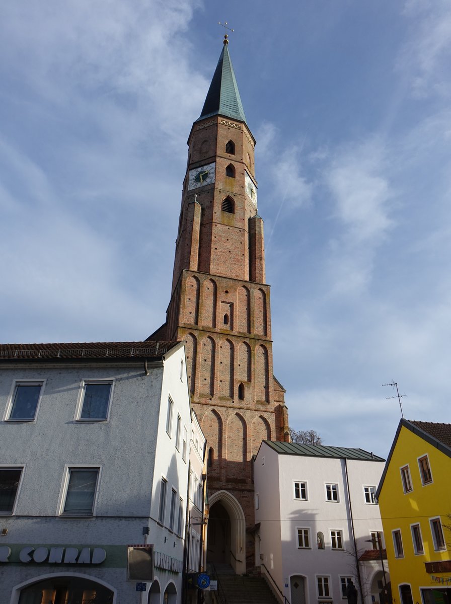 Dingolfing, St. Johannes Kirche, erbaut von 1467 bis 1502, dreischiffige sptgotische Hallenkirche (21.11.2016)