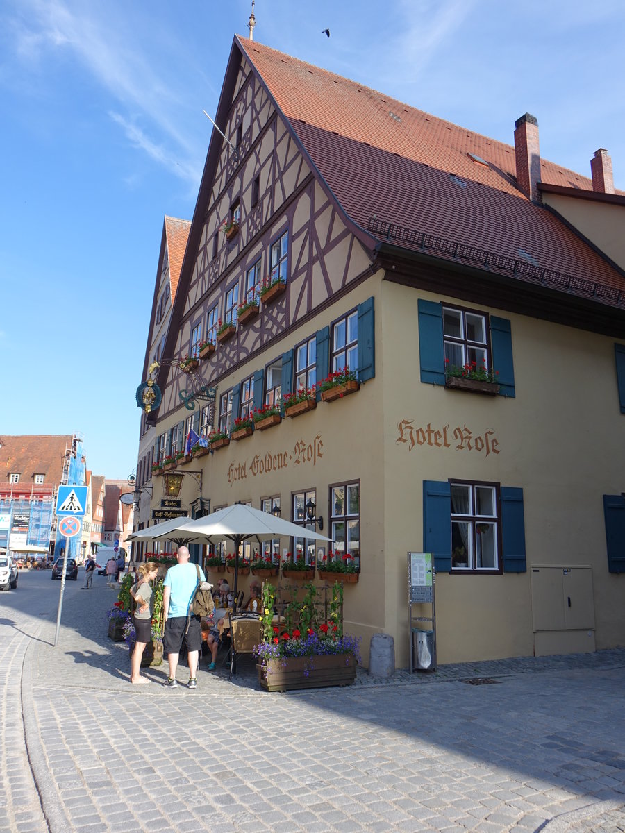 Dinkelsbhl, Hotel Goldene Rose am Marktplatz, zweigeschossiger breiter Giebelbau mit Satteldach und Fachwerkgiebel, 16. Jahrhundert (21.05.2018)