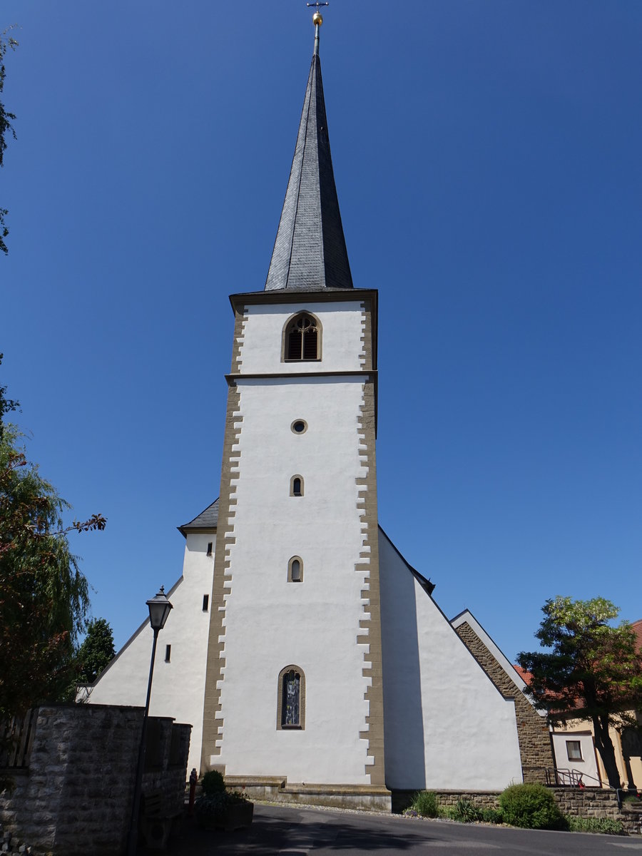 Dipbach, Pfarrkirche St. gidius, Chorturmkirche mit Spitzhelm, erbaut von 1609 bis 1612 (27.05.2017)