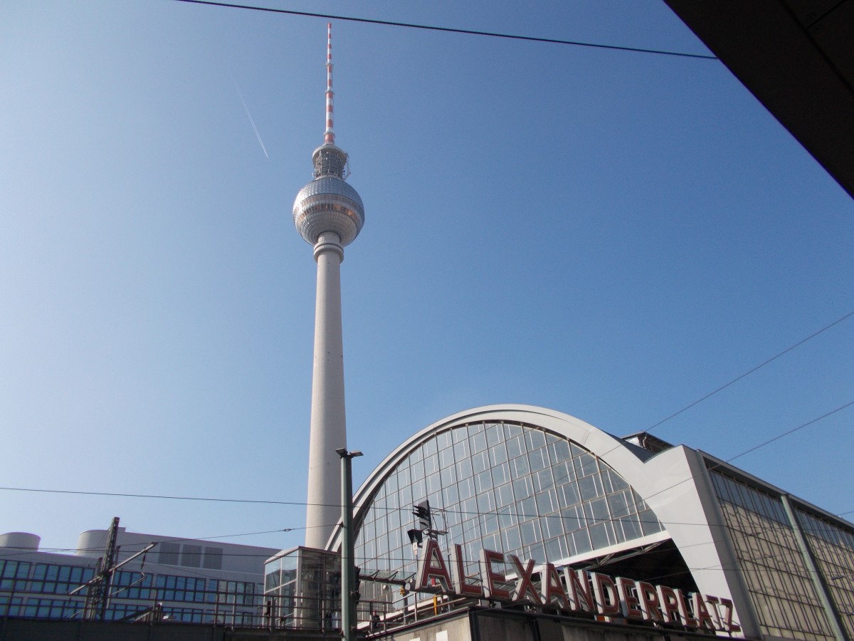 Direkt am S-Bahnhof steht der Berliner Fernsehturm.Aufgenommen am 05.Oktober 2014.
