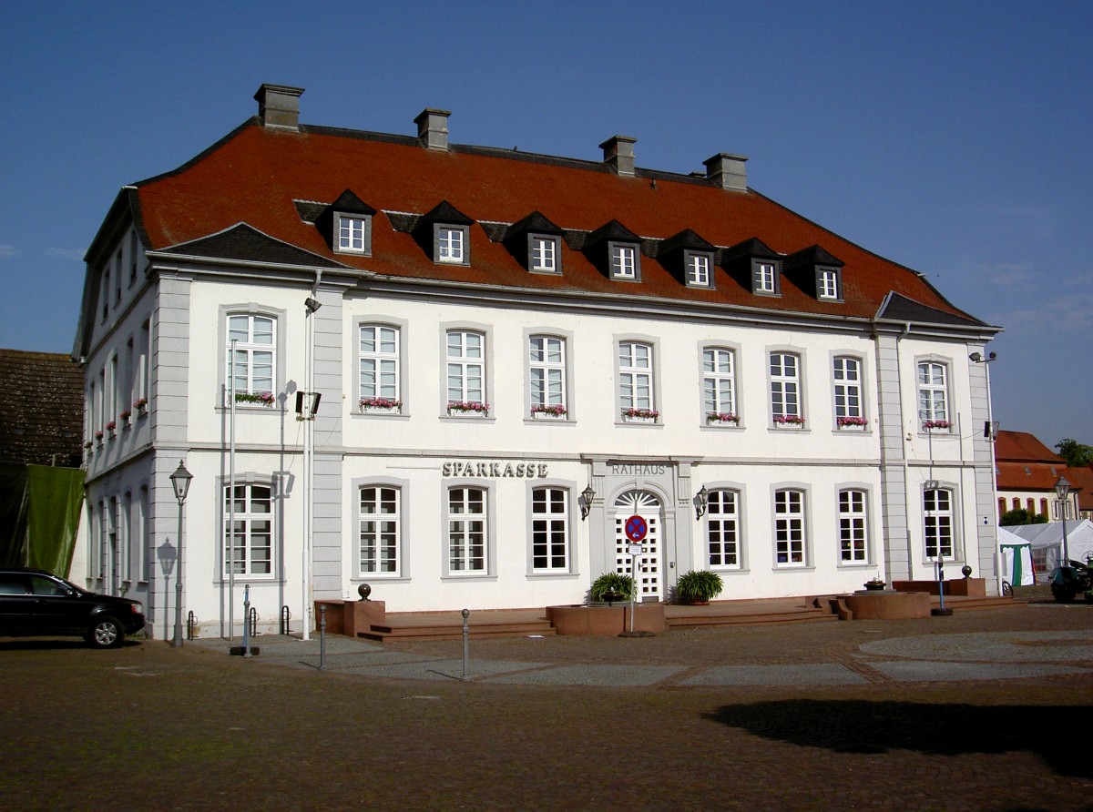 Dirmstein, Sturmfedersches Schloss, erbaut 1770, neunachsiger Krppelwalmdachbau (08.06.2014)