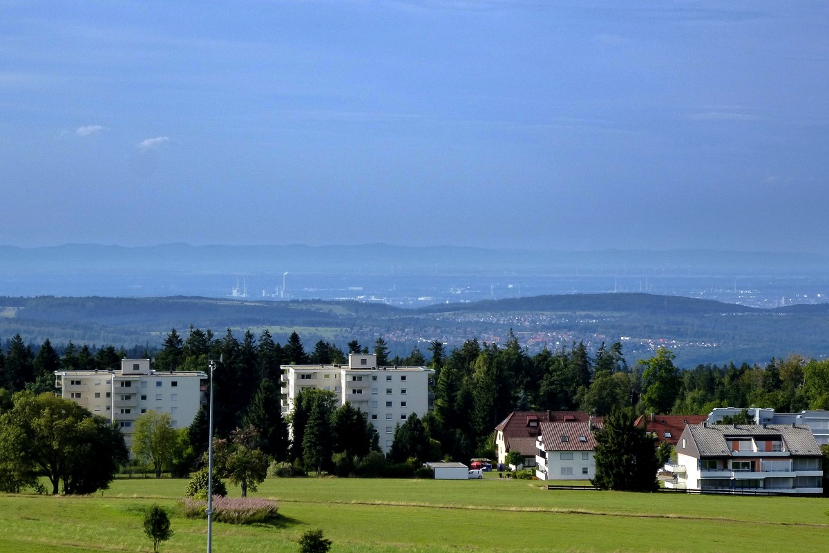 Dobel, Blick ber den Ort in die Rheinebene bei Karlsruhe, am Horizont der Pflzerwald, Aug.2015