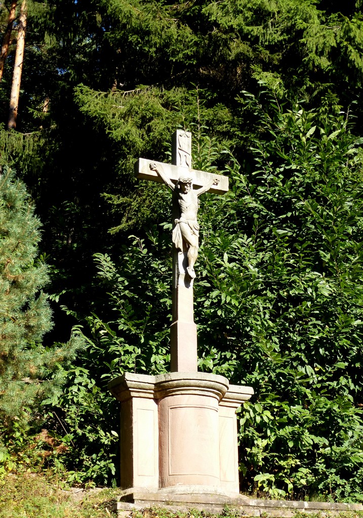 Drrenbach, das Steinkruzifix von 1808, neben der Kolmersberg-Wallfahrtskapelle, Sept.2015