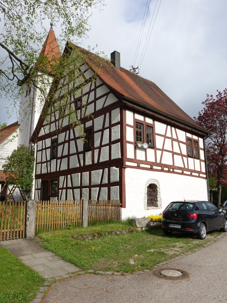 Donnstetten, Heimatmuseum in der Pfarrscheuer, dahinter der Turm der St. Georg Kirche (10.05.2015)