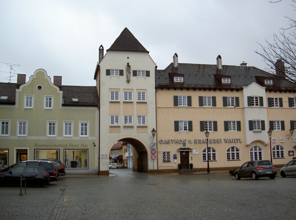 Dorfen, Isener Tor am Marienplatz, daneben ehem. Brauereigasthof von 1928 (02.02.2013)