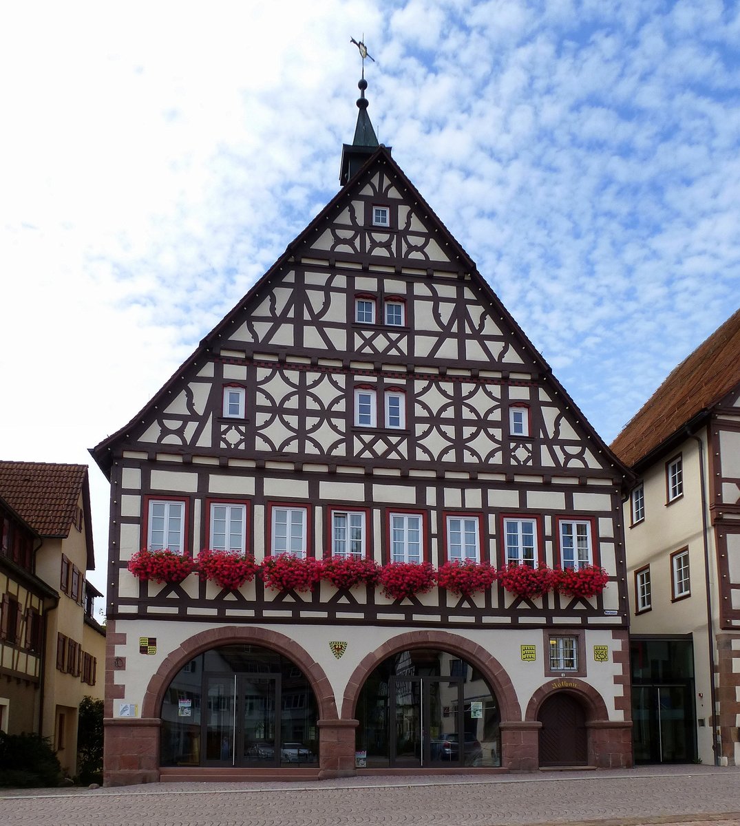 Dornstetten, das Rathaus der ca.8000 Einwohner zhlenden Kleinstadt in der Region Nordschwarzwald, der schmucke Fachwerkbau stammt von 1682, Sept. 2017